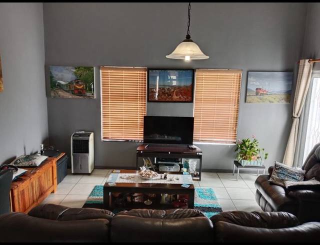 3 BEDROOM HOUSE FOR SALE IN DWARSKERSBOS